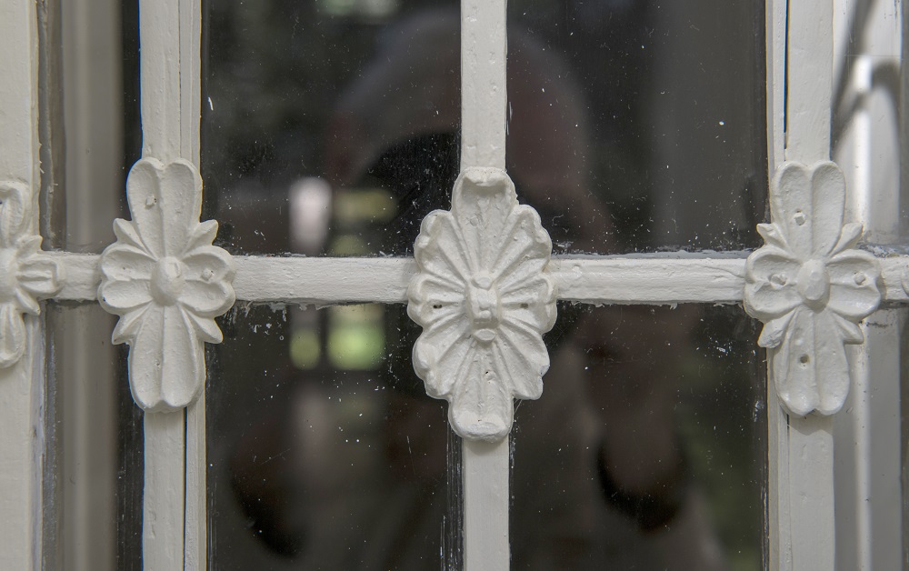 Cast-lead ornaments